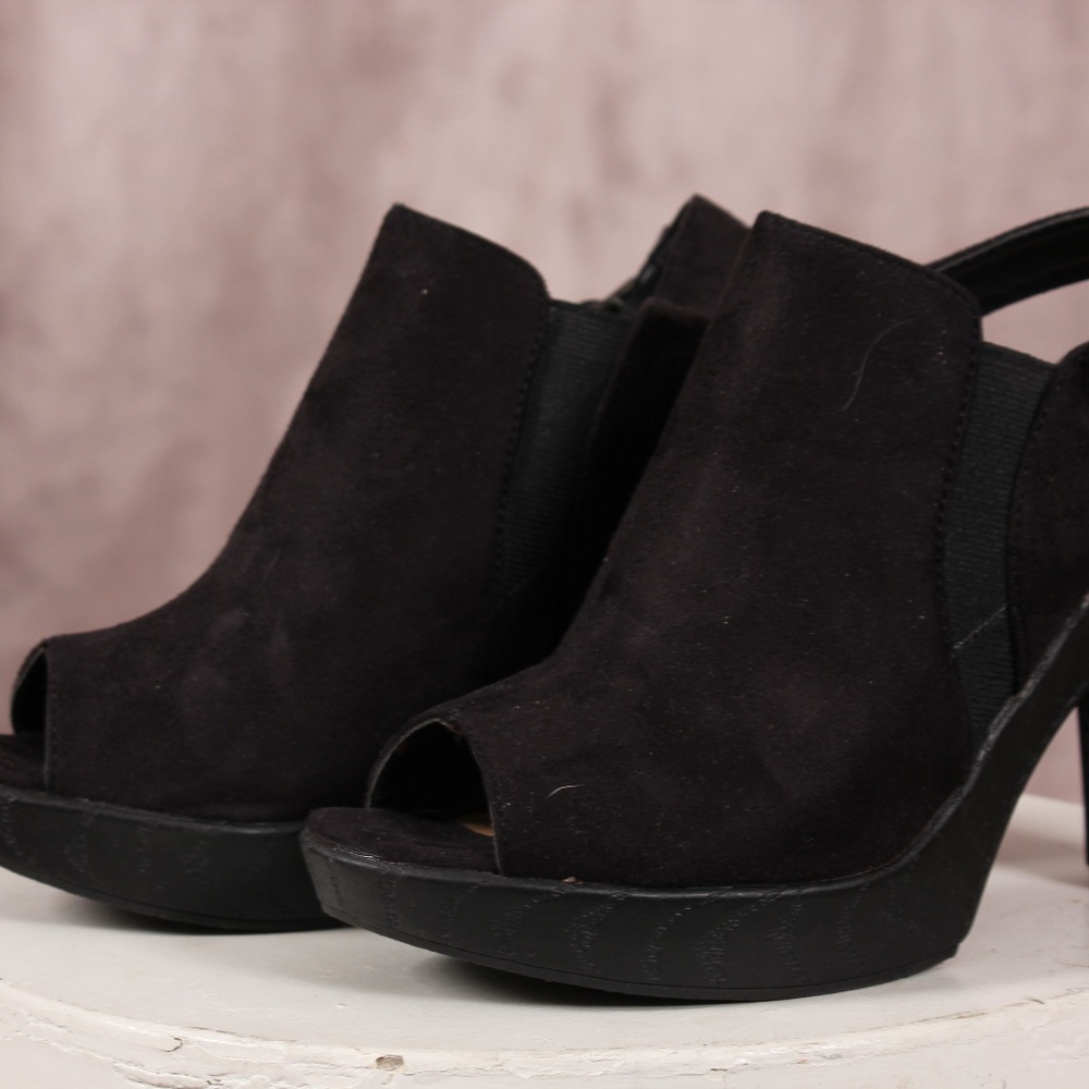 🌼 3/$25 sole Sensibility Black Platform Heel